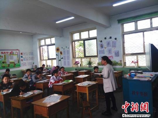 石家庄一小学建塑胶操场 多名学生呕吐流鼻血