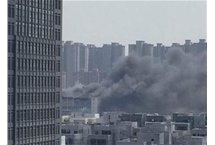 郑州一服装厂爆炸起火，1人跳楼身亡多人被困