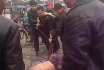 蚌埠城管对老年人拳打脚踢，发现被拍抢手机怒摔