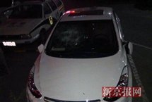 超市老板打砸“打假人”车辆讨要说法，警方介入