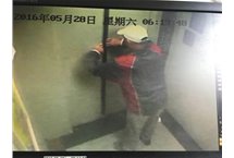 海报封住电梯外门，北京一老人被困19分钟