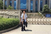 广西一律师在法院内遭法警殴打，裤子被扯破