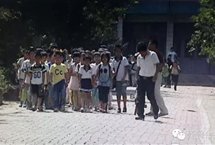 山东一小学班63人被扇耳光，打人的是品德课老师