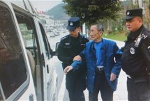 九旬老人逛街不慎摔伤脚特巡警队员相助送回家