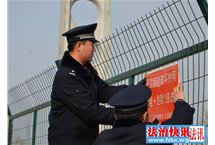 男子精神失常翻越护网，车站民警联手处置化险为夷