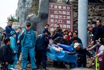 河南辉县一景区对妇女节期间对女性免票被挤爆，女子晕倒被担架抬出