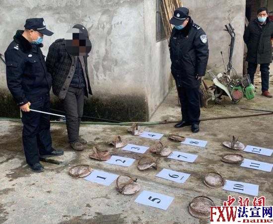 图为民警查获犯罪嫌疑人及非法猎捕的野生动物。 重庆市公安局供图 